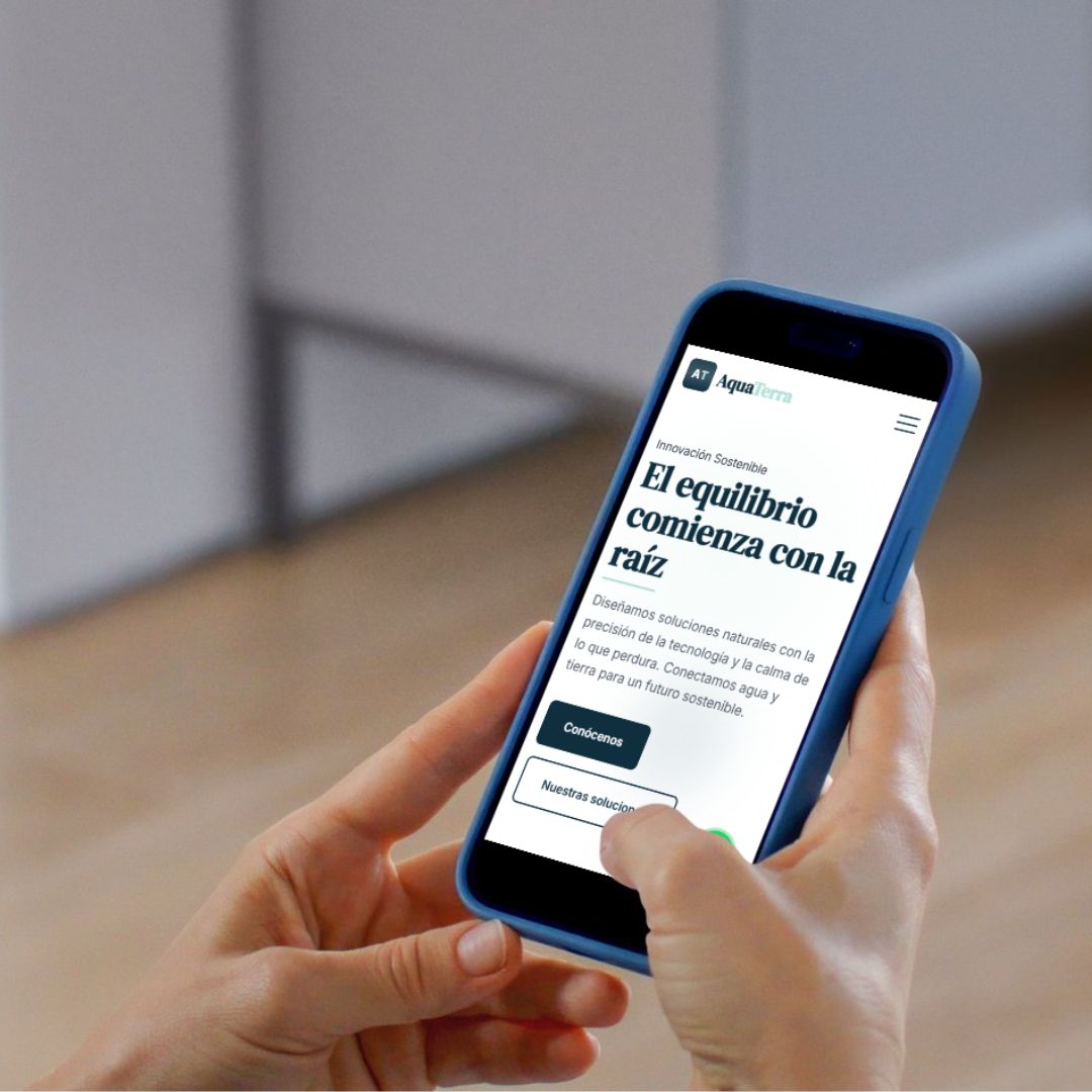 Vista móvil de la página de inicio de AquaTerra mostrando un diseño limpio y enfocado